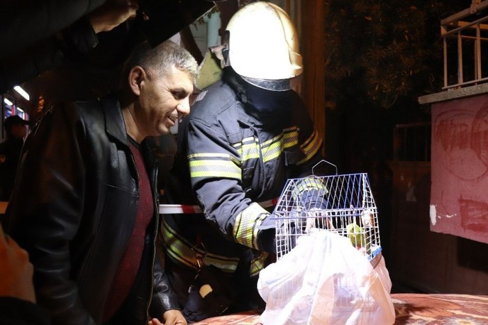 Dumandan etkilenen kardeşini kucağında taşıdı -7