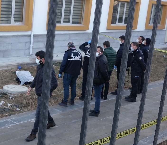 Karantinada kaldığı bina önünde ölü bulundu -1