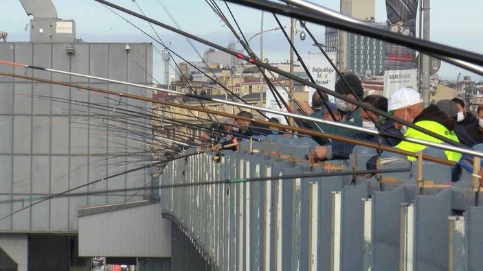 Güzel havayı gören Eminönü ve Galata Köprüsü'ne akın etti -4