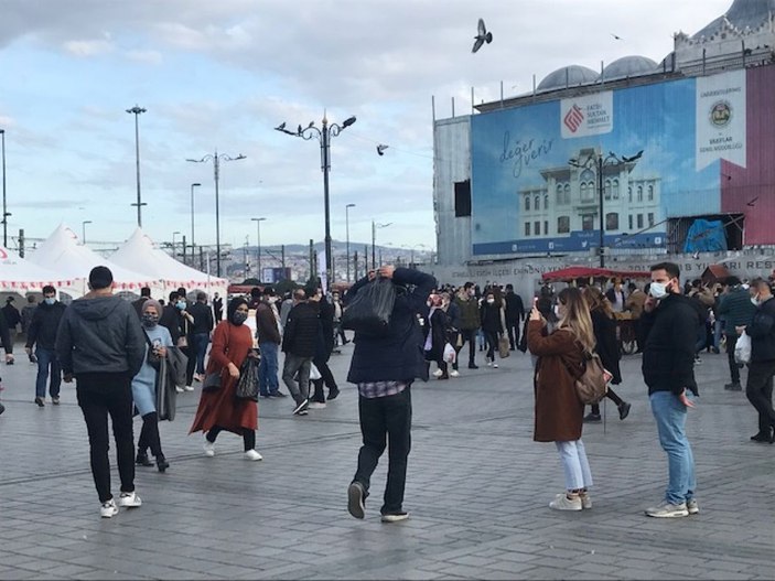 Güzel havayı gören Eminönü ve Galata Köprüsü'ne akın etti -1