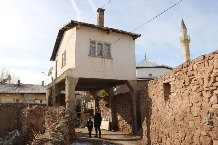 Sivas'ta misafir odasının altından yol geçiyor