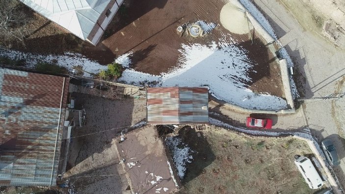 Sivas'ta misafir odasının altından yol geçiyor