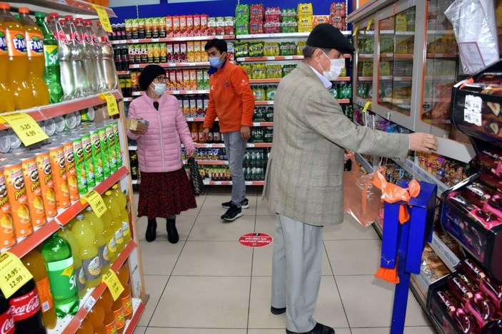 İzmir'de yılbaşı ve kısıtlama öncesi marketlerde yoğunluk oluştu -6