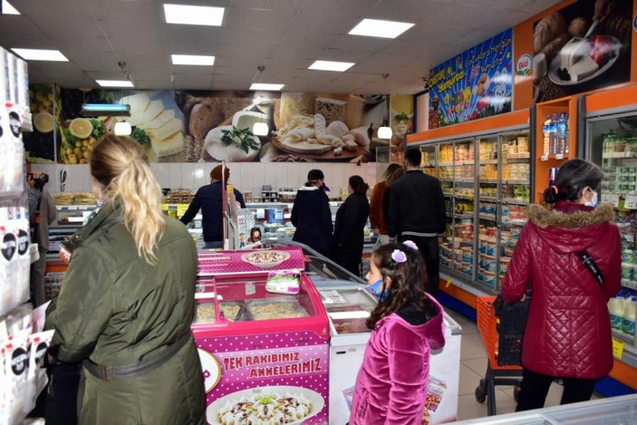 İzmir'de yılbaşı ve kısıtlama öncesi marketlerde yoğunluk oluştu -5