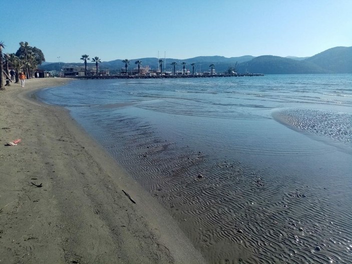 Akyaka'da deniz çekildi