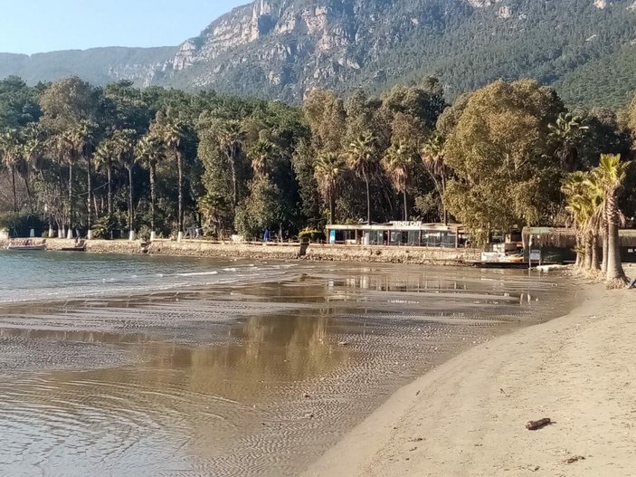 Akyaka'da deniz çekildi