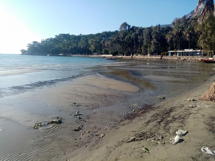 Akyaka'da deniz çekildi