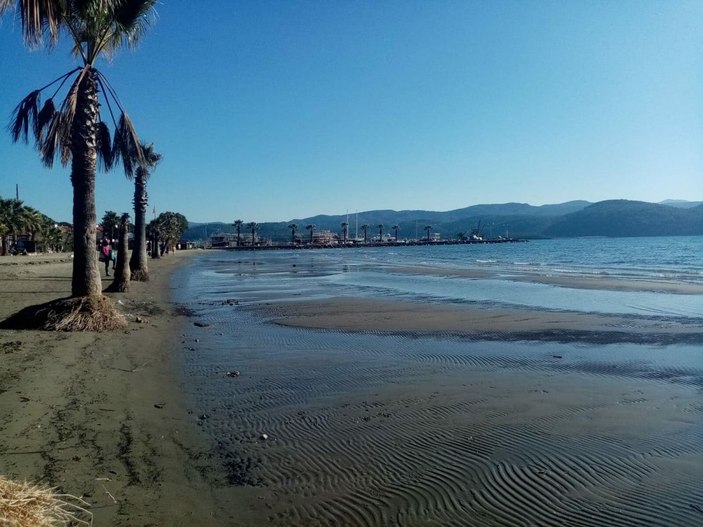 Akyaka'da deniz çekildi