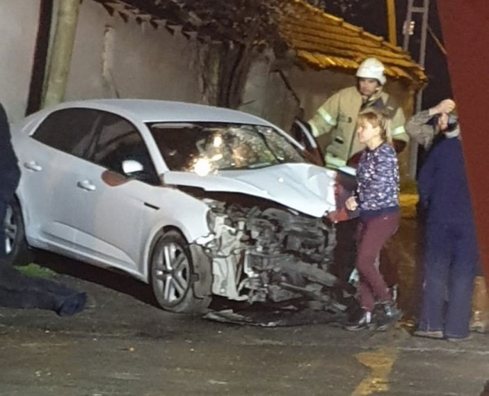 Silivri'de otomobil, elektrik direğine çarptı: 1 ölü