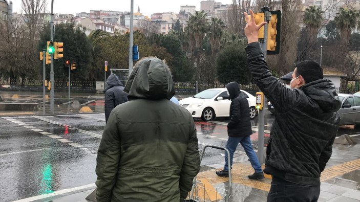 Beyoğlu'nda otomobil kadına çarptı: 5 saniye tepkisi -5
