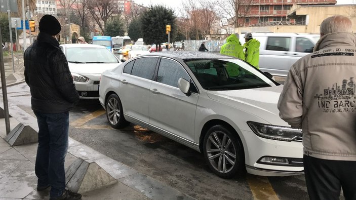 Beyoğlu'nda otomobil kadına çarptı: 5 saniye tepkisi -10