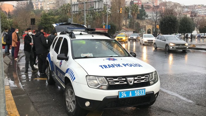 Beyoğlu'nda otomobil kadına çarptı: 5 saniye tepkisi -6