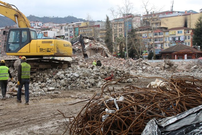 Rize’de enkaz, deniz dolgu malzemesi oldu -10