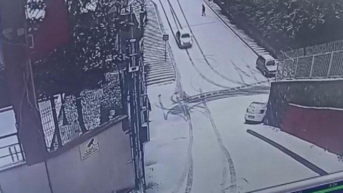 Kağıthane'de karlı rampada kayan araç kaza yaptı; o anlar kamerada -1