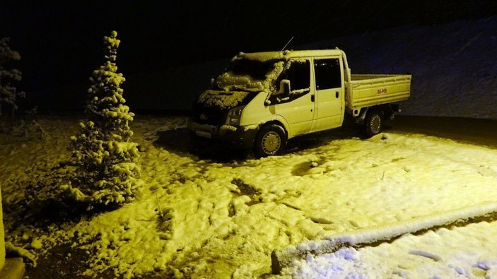 Yüksekova'da Mart ayında lapa lapa kar yağdı