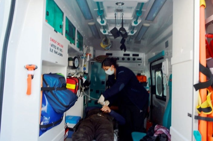 Yaralı yakınını dizlerinin üzerine yatırıp, elini tutarak ambulansı bekledi -8