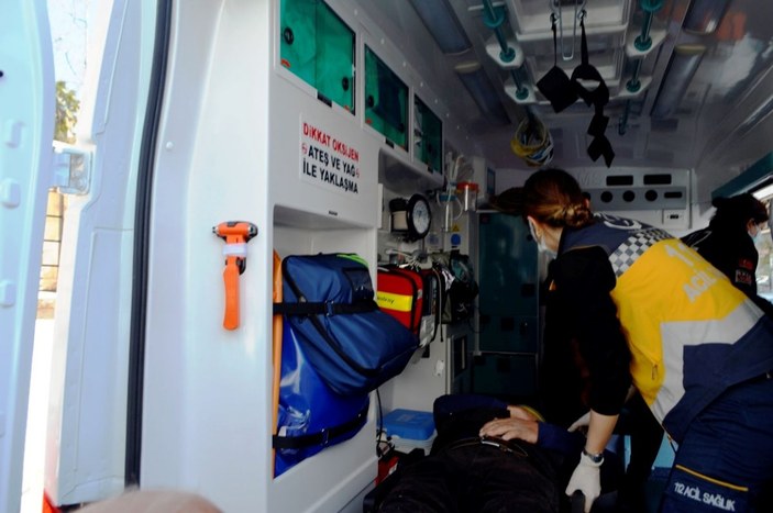 Yaralı yakınını dizlerinin üzerine yatırıp, elini tutarak ambulansı bekledi -7