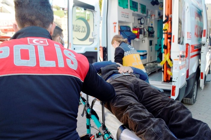 Yaralı yakınını dizlerinin üzerine yatırıp, elini tutarak ambulansı bekledi -3
