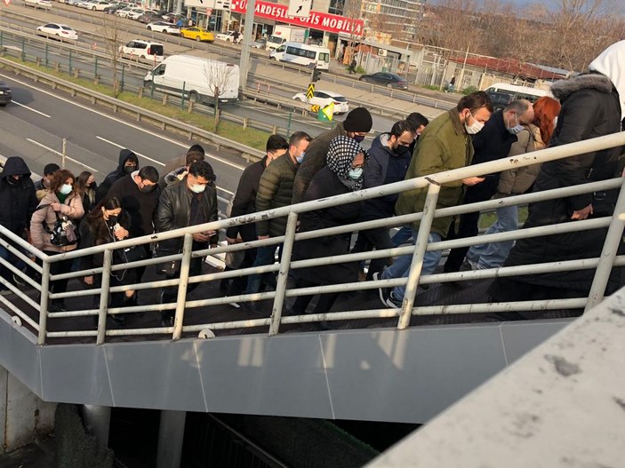 Cevizlibağ'da yoğunluk; toplu ulaşımda seferlerin azlığına isyan ettiler -7