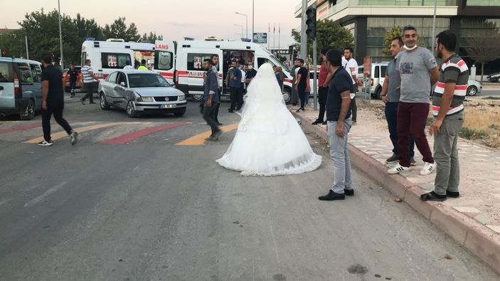 Gelin düğünü bıraktı, trafik kazasında yaralanan teyzesine koştu -3