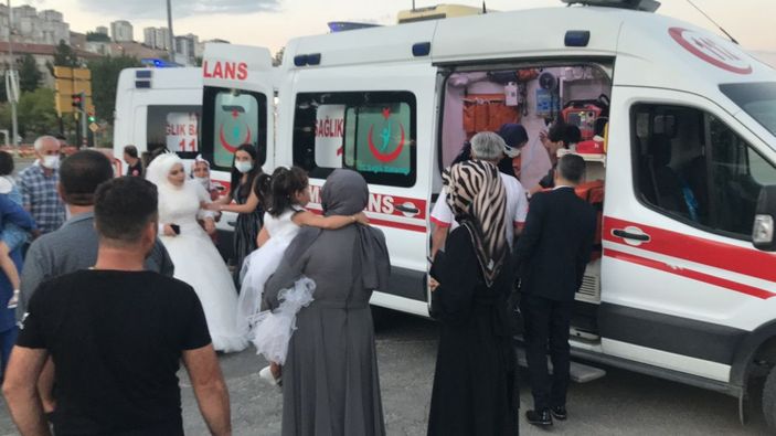 Gelin düğünü bıraktı, trafik kazasında yaralanan teyzesine koştu -9