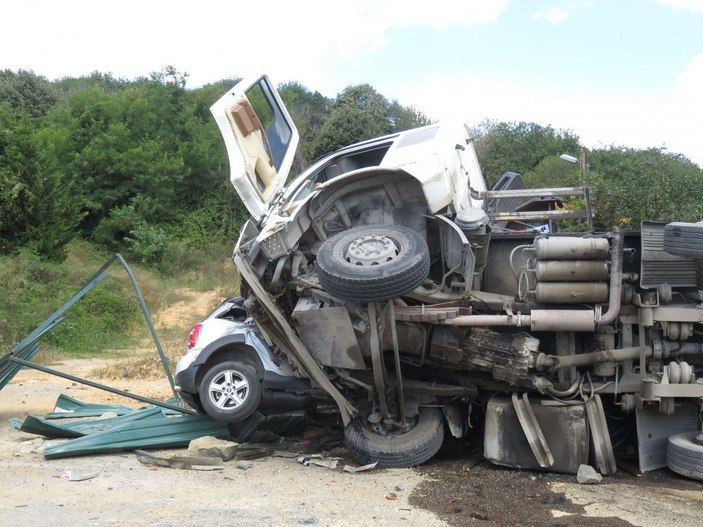 Kamyon otomobilin üzerine devrildi; 30 saniye ile ölümden döndü -5