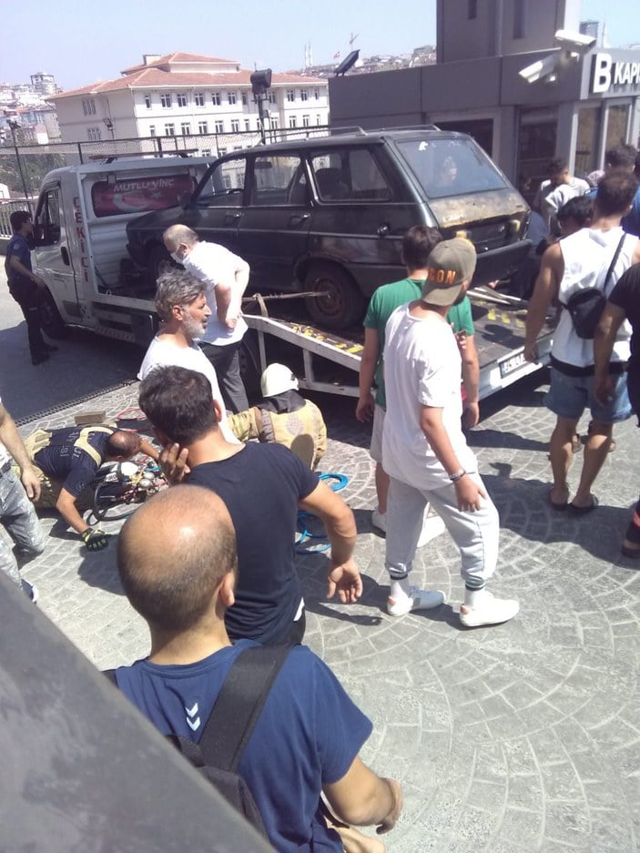 Gaziosmanpaşa'da çekicinin altında kalan kadını mahalleli ve itfaiye kurtardı -2