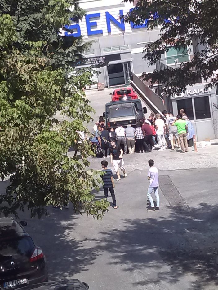 Gaziosmanpaşa'da çekicinin altında kalan kadını mahalleli ve itfaiye kurtardı -1