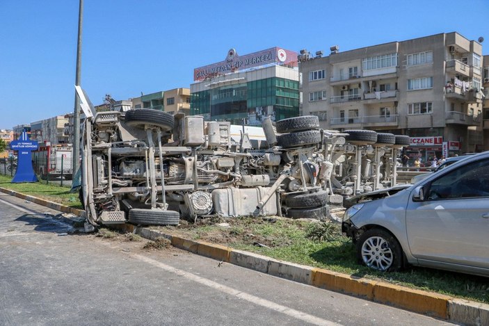 Kum yüklü kamyon, otomobile çarpıp devrildi -4