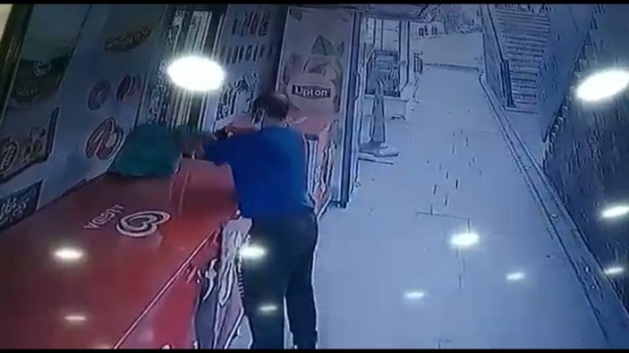 Küçükçekmece'de marketin önündeki poşetten parayı böyle çaldı -2