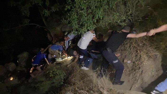 Sağlık görevlisi şelaleden düşen kişinin arkadaşı olduğunu görünce şok yaşadı: 1 ölü -9
