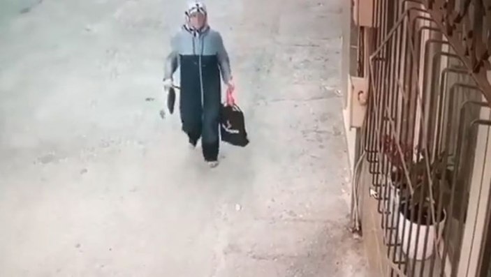 (Özel) Camdaki çiçeği saksıdan söküp çalan kadın kameralara yakalandı -4