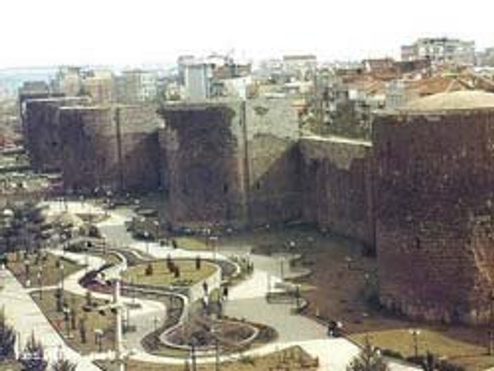 Vali Diyarbakır surlarını övdü