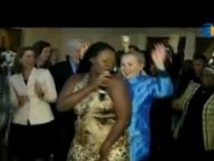 Clinton'a Güney Afrika'da kucak dansı