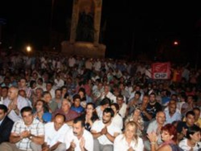 CHP Aygün için Taksim'de oturma eylemi yaptı