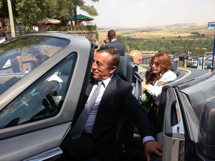 Ağaoğlu üstü açık arabasıyla Diyarbakır'da