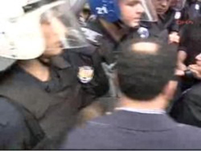 Diyarbakır'da BDP'li vekiller polisle çatıştı