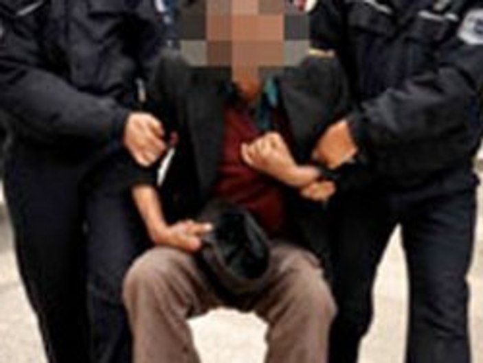 Polis dilenciyi kollarına girerek götürdü
