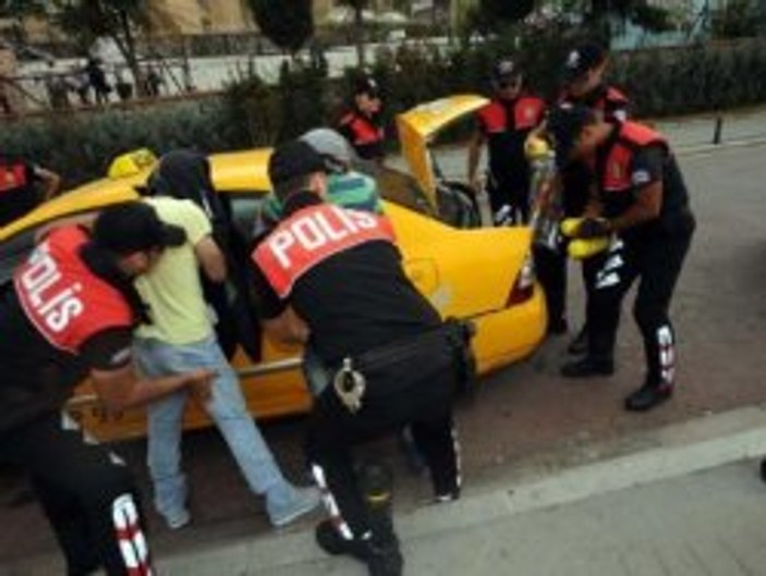 Polise alkollü yakalanan taksici aracını yaktı