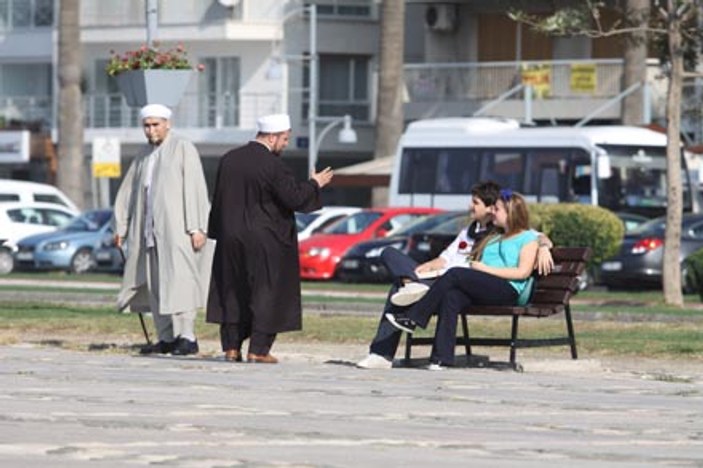 İzmir Kordon'da gezen cübbelilerden örtünün uyarısı