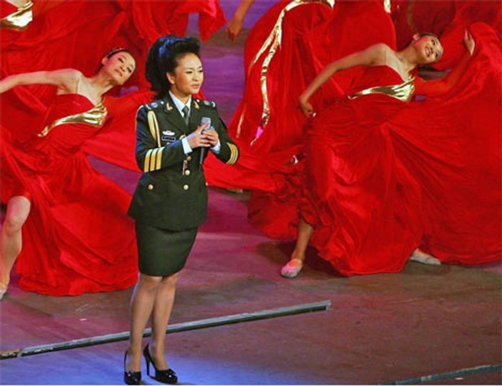 Çin'in pop yıldızı First Lady'si: Peng Liyuan