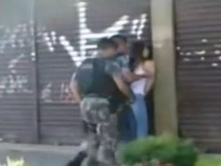 Brezilya polisi genç kızı taciz edip dövdü - Video