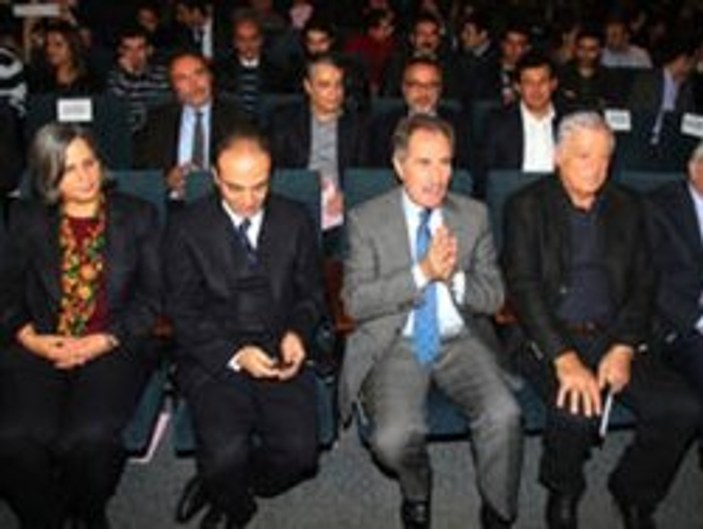 AK Parti CHP ve BDP Kürtçe Hamlet'i birlikte izledi