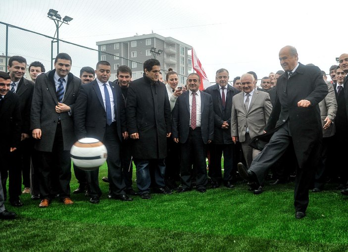 Bahçeli spor tesisi açılışında kaleye şut çekti İZLE