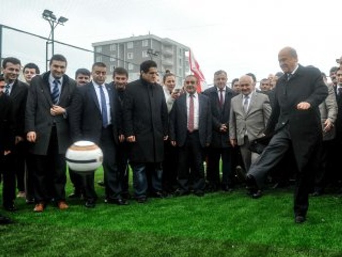 Bahçeli spor tesisi açılışında kaleye şut çekti İZLE