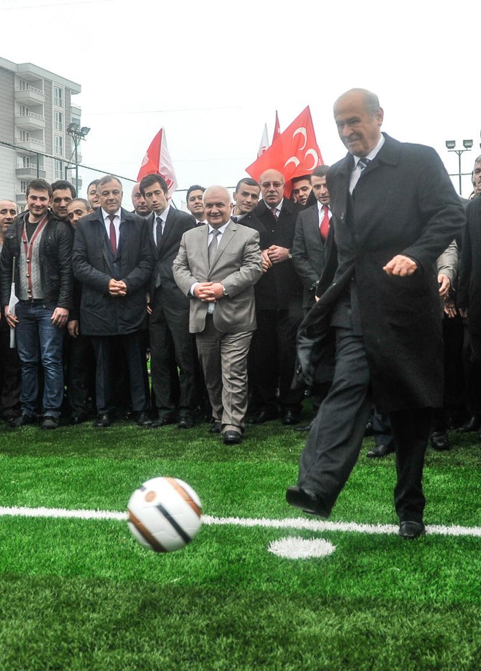 Bahçeli spor tesisi açılışında kaleye şut çekti İZLE