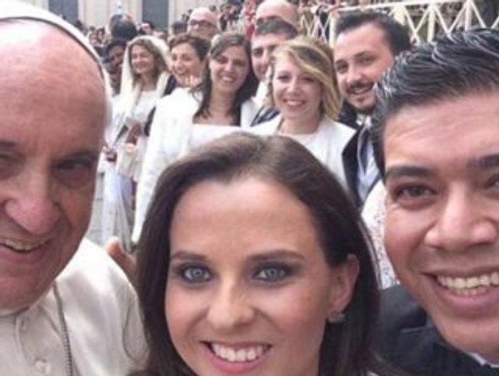 Bir selfie de Papa’dan