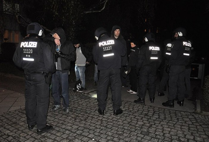Almanya'da devlet baskısı protesto edildi