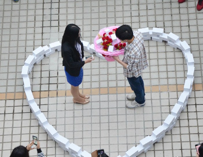 Çin'de 99 iPhone 6 ile evlenme teklifi