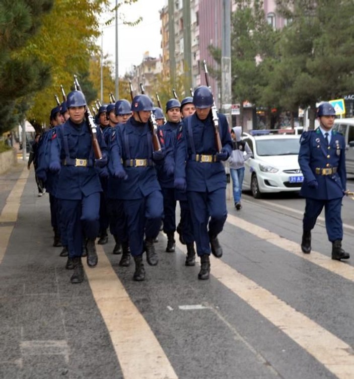 Asker Diyarbakır sokaklarında slogan atarak yürüdü
